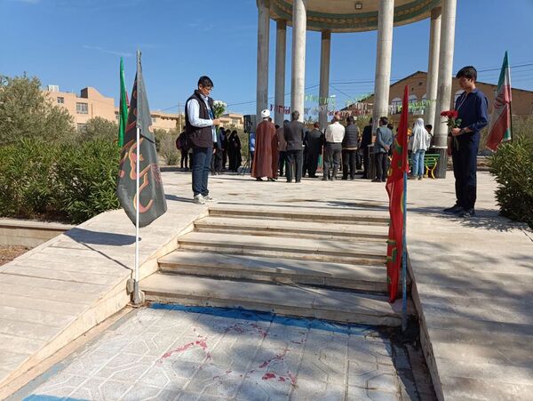 غبارروبی مزار شهدای گمنام دانشگاه آزاد اسلامی واحد کاشمر 