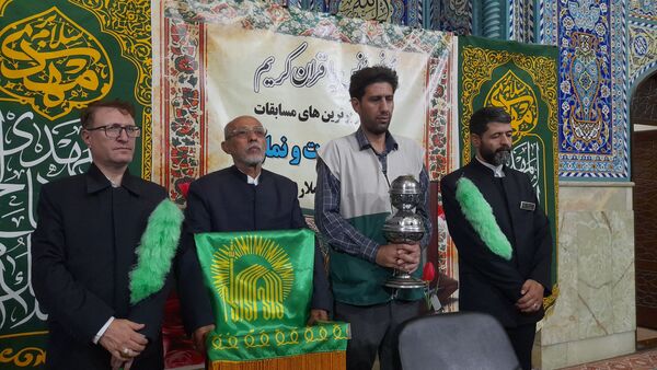محفل انس با قرآن و تجلیل از نفرات برتر  مسابقات قرآنی در مسجد جامع خامس آل عبا در شهرستان ملارد