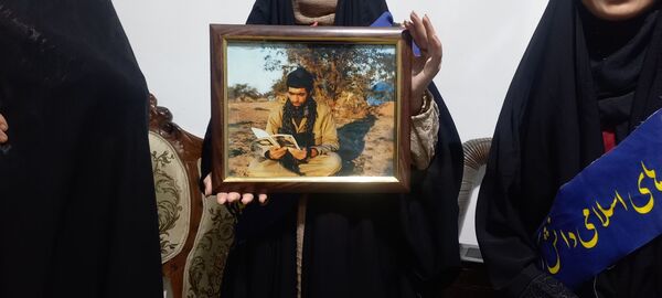 دیدار دانش‌آموزان دبیرستان بهار آزادی با همسر شهید مجید رجایی