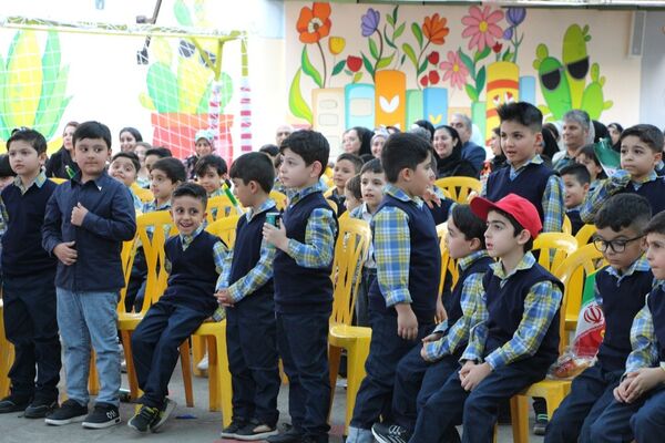 جشن شکوفه‌ها در دبستان منوچهر رزاقی ناحیه۳ مشهد