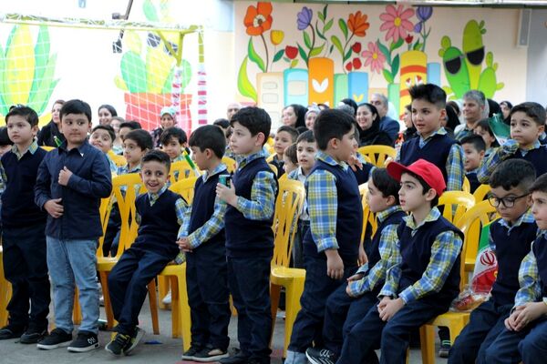 جشن شکوفه‌ها در دبستان منوچهر رزاقی ناحیه۳ مشهد