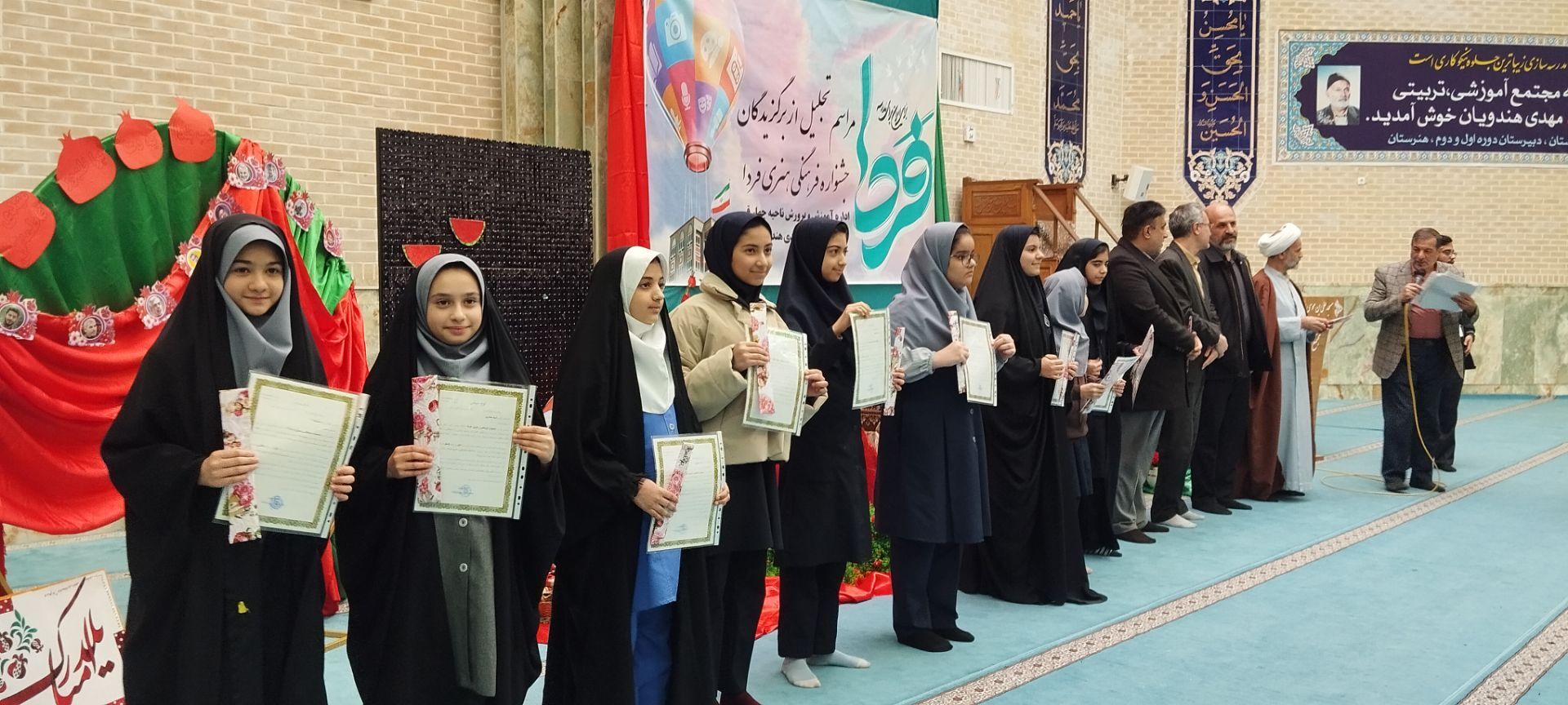 تقدیر از دانش‌آموزان برگزیده ناحیه چهار قم در جشنواره «فردا»