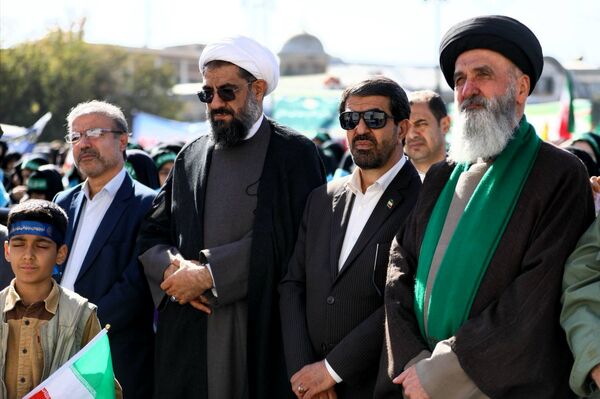 دانش آموزان و مسئولین در کنار یکدیگر، روز دانش‌آموز را رقم زدند