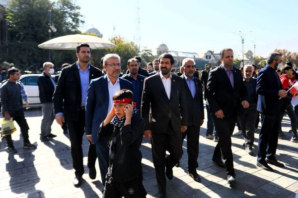 دانش آموزان و مسئولین در کنار یکدیگر، روز دانش‌آموز را رقم زدند