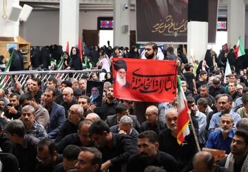 حضور گسترده دانش‌آموزان و معلمان در یادبود رهبر شهید در حرم شاهچراغ(ع)