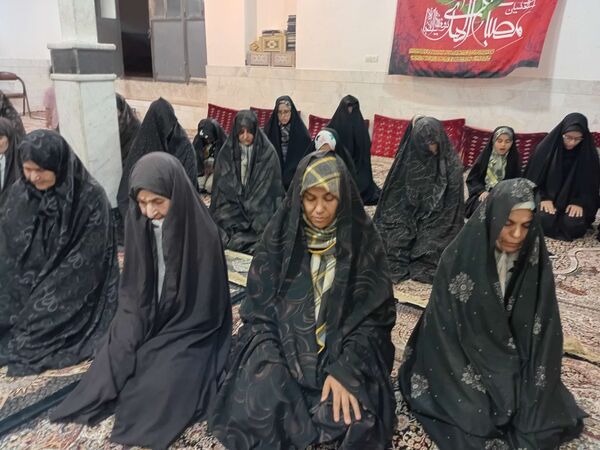 نماز جماعت در مراسم شب بیعت با امام زمان (عج) در خلیل آباد