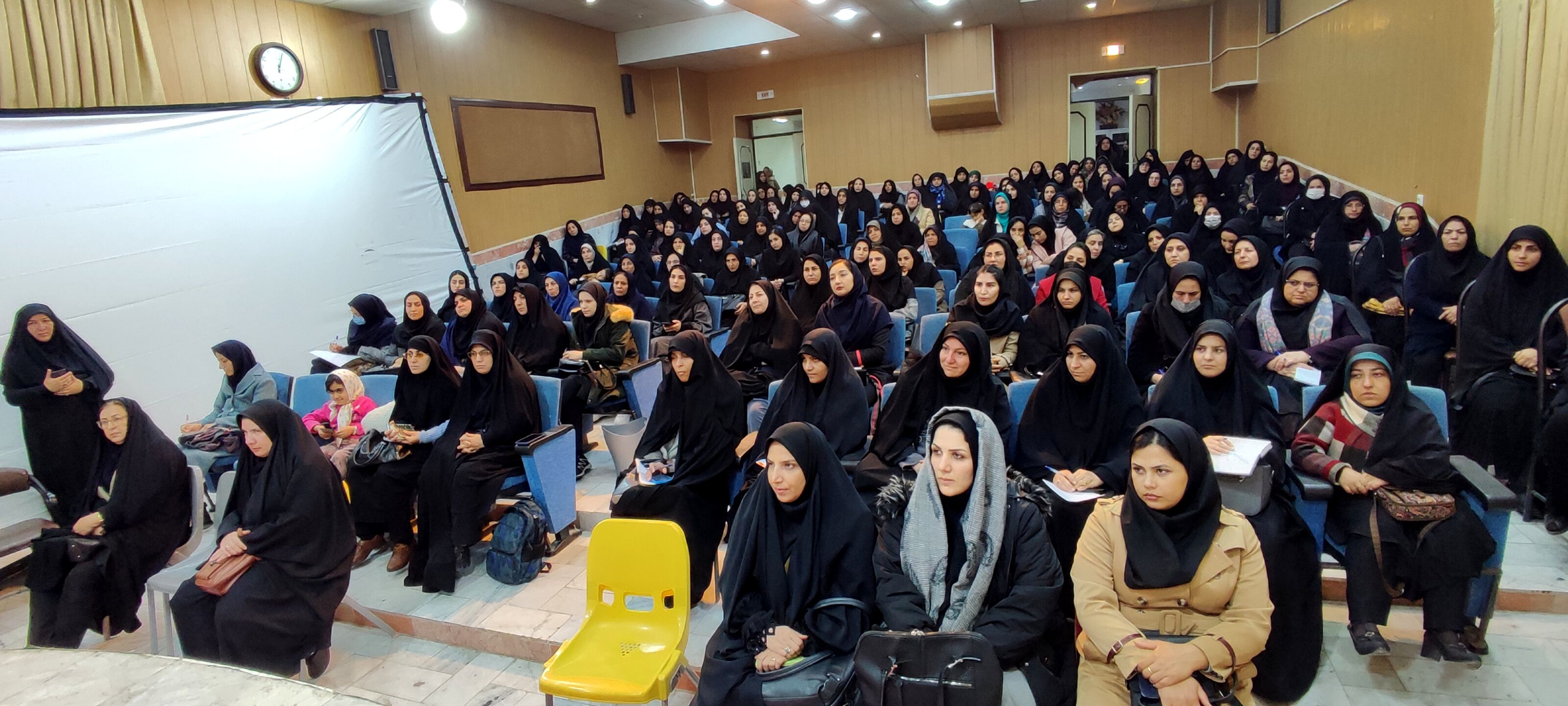 اولین کارگاه شناخت و تکنیک‌های ارتباط با نوجوانان در شیروان