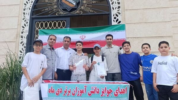 تجلیل‌ از دانش آموزان برتر دبیرستان پسرانه آوینی ۲ در سرای مهر و ادب 