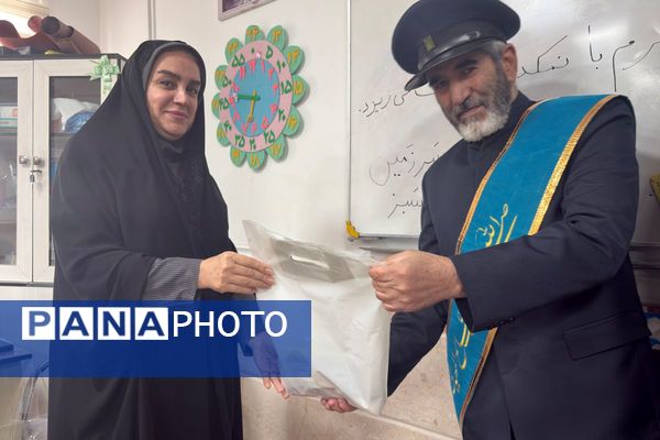 خادمان مسجد جمکران پرچم متبرک را به مدرسه شهید همت آوردند