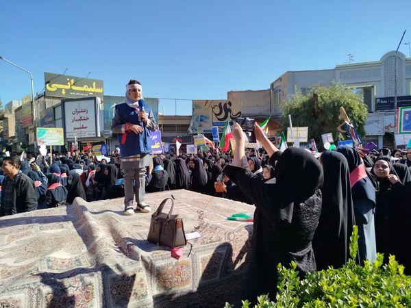 حضور پرشور دانش‌آموز خبرنگاران پانا کاشمر در راهپیمایی ۱۳ آبان