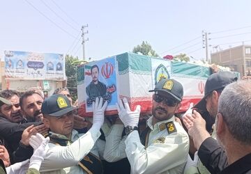 تشییع پیکر شهید وطن ایمان وحیدی بر دستان مردم شهر آشخانه 