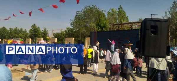 برگزاری جشن فرفره‌ها به مناسبت روز زمین پاک در شهرستان فردیس 