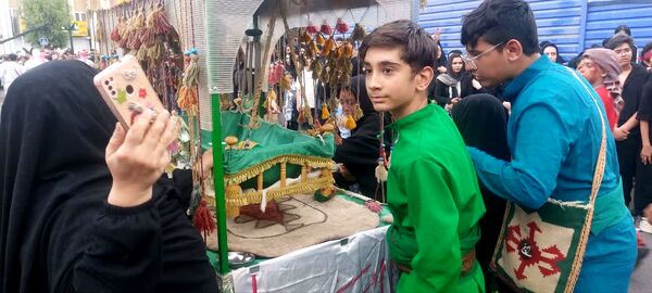 استقبال عزاداران حسینی از کاروان نمادین اسرای کربلا در قم