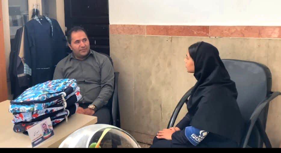اهدا لوازم التحریر برای دانش آموزان نیازمند، گامی اساسی در جهت رشد کیفی جامعه است