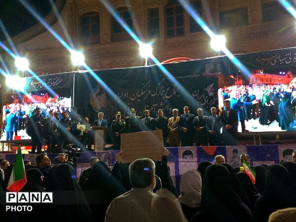 تجمع فرهنگیان و دانش‌آموزان همدان در میدان امام خمینی (ره) به مناسبت هفته معلم