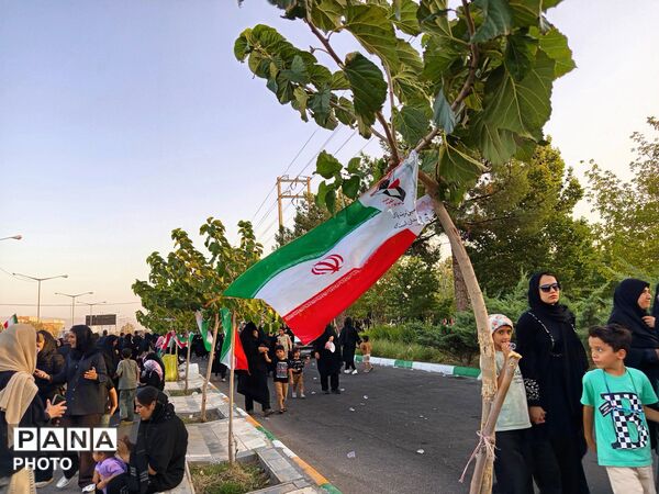 قدم های اربعین، این بار به عشق ایران