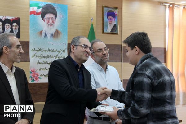 تجلیل از حافظان قرآن کریم در مرند با حضور مسئولان آموزش و پرورش