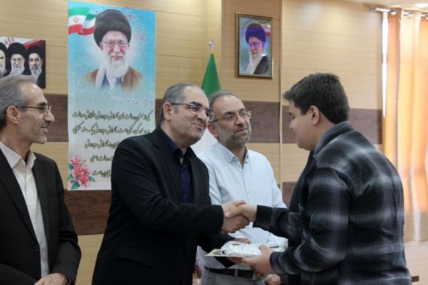 تجلیل از حافظان قرآن کریم در مرند با حضور مسئولان آموزش و پرورش