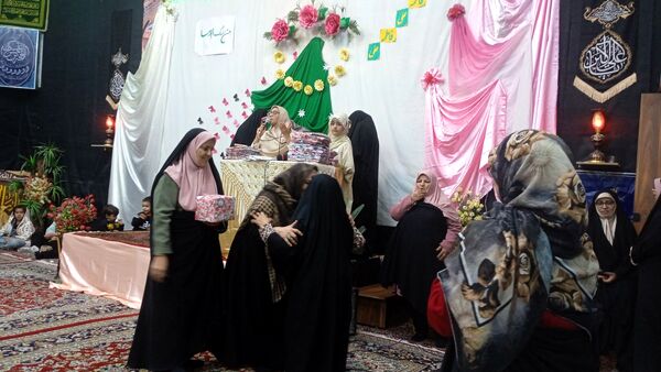 تجلیل از مادران شهید روستا در آیین روز مادر حسینیه علی اکبری فدافن 