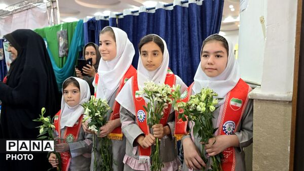شکوه پاسداشت مقام معلم با حضور دانش‌آموزان و مسئولان آموزش و پرورش شهرستان نظرآباد