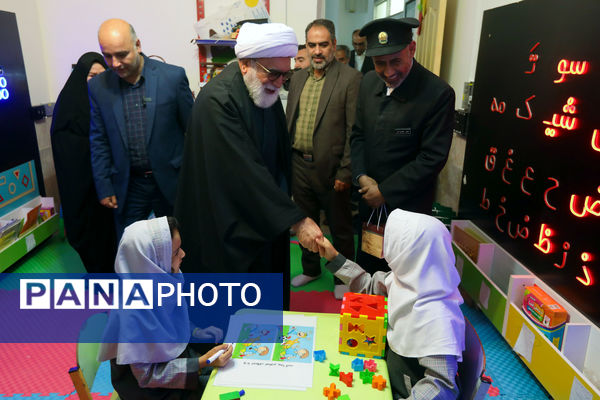 حضور تولیت آستان قدس رضوی در جمع دانش‌آموزان با آسیب بینایی مشهد