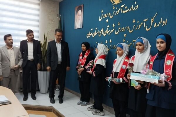 تجلیل دانش آموزان مدرسه هدی۱ از  مدیر ومعاونین آموزش و پرورش شهرستان قدس