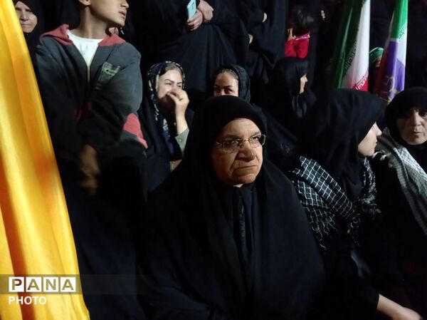 از دیروز تا امروز همیشه پای انقلاب