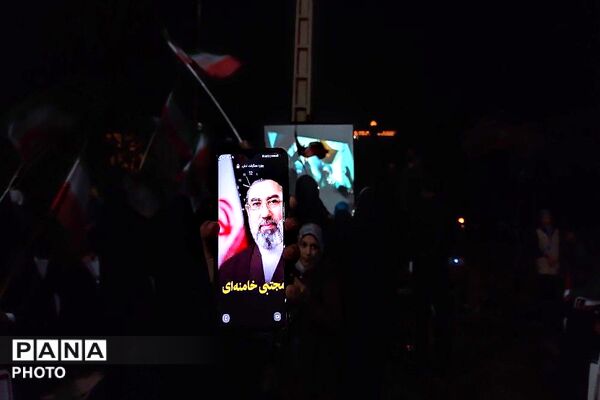 پرچم عزت را می‌بریم بالا 