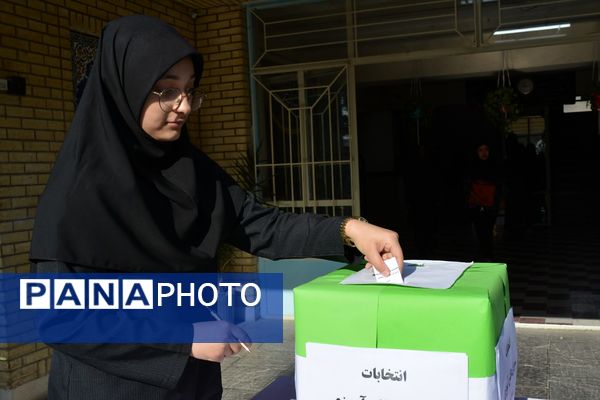 تجربه تمرین دموکراسی دانش‌آموزان مدرسه حکمت در انتخابات شورای دانش‌آموزی