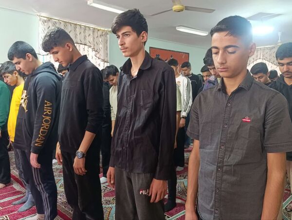 مراسم سالگرد شهادت حضرت فاطمه‌ زهرا (س) در مدرسه پس از اقامه نماز جماعت