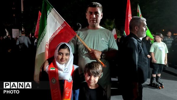 اجرای  سرود حماسی «باید برخاست» توسط دانش‌آموزان پیشتاز ساوجبلاغ