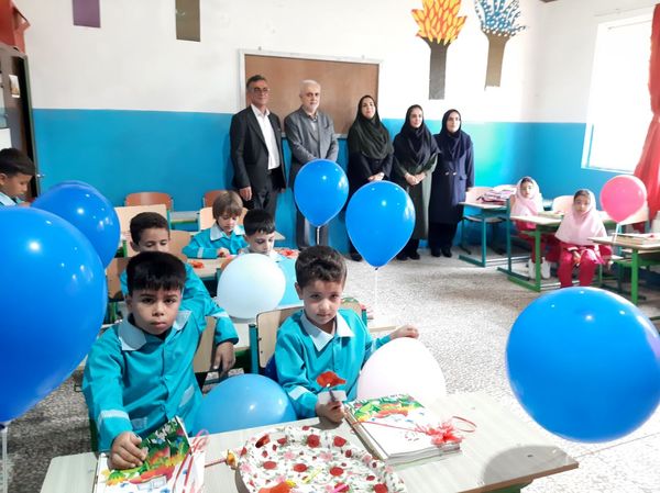 ورود شکوفه‌ها به مدارس در عباس آباد 