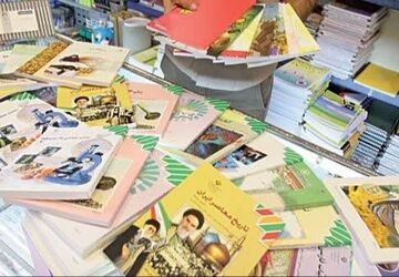  توزیع کتب درسی در دبیرستان شاهد ذوالانوار شیراز
