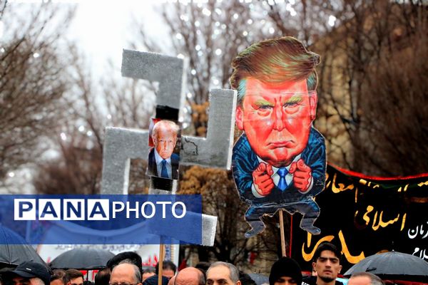 خلاقیت و نشاط دانش‌آموزی در غرفه‌های آموزش و پرورش در مسیر راهپیمایی ۲۲ بهمن