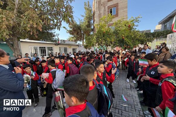 آغاز سال تحصیلی در مدرسه غیردولتی ایمان بجنورد با اجرای گارد پرچم