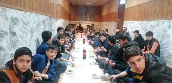 ضیافت ساده اما آسمانی به همت مسئولین دبیرستان سرآمد ناصر ناحیه ٧ مشهد برگزار شد