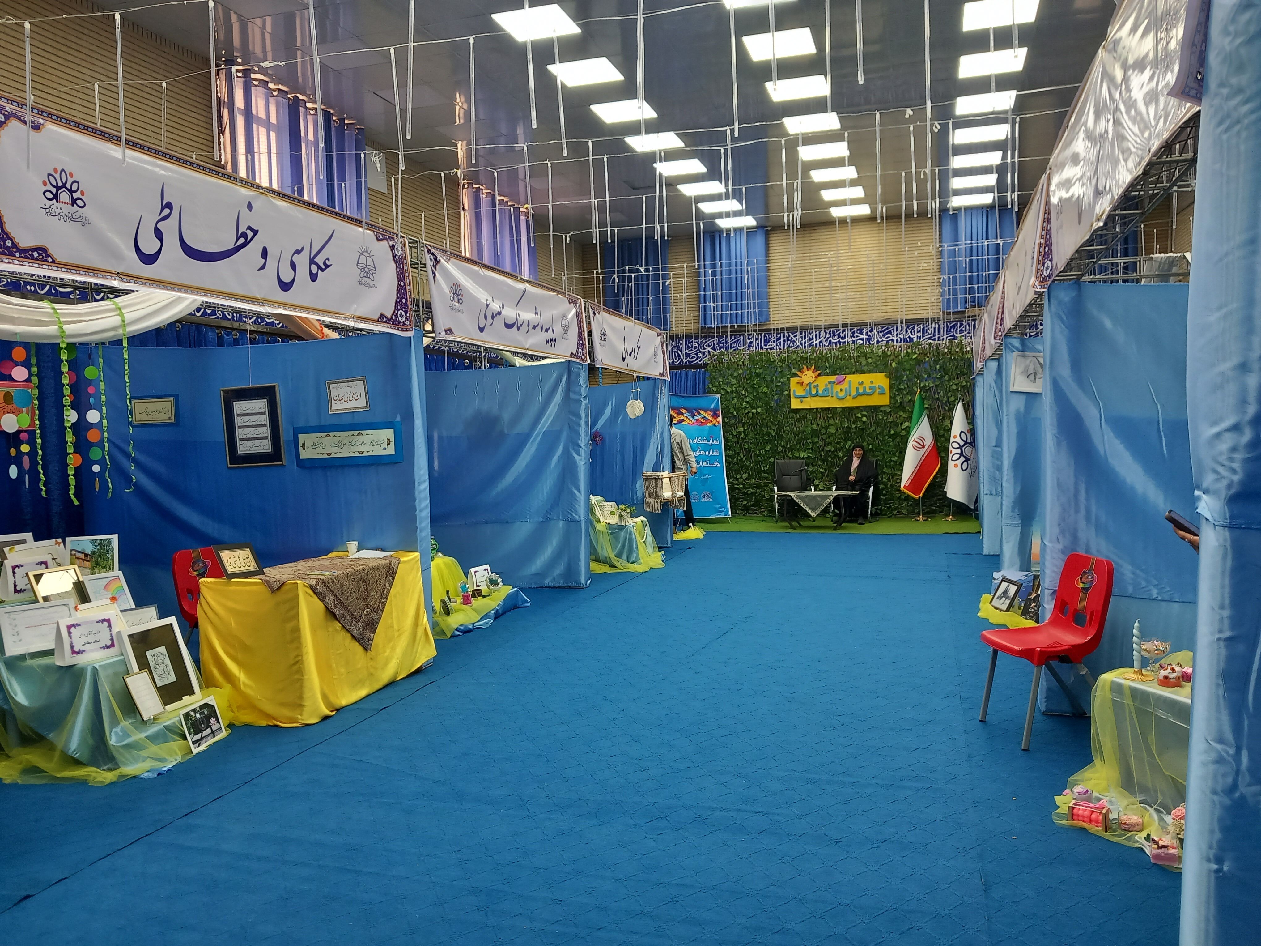 نمایشگاه دست سازه های هنری دختران آفتاب در دالقرآن سازمان فرهنگی شهرداری اسلامشهر