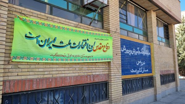 آیین بازگشایی مدارس و آغاز سال تحصیلی در دبیرستان دخترانه زکیه سنندج 
