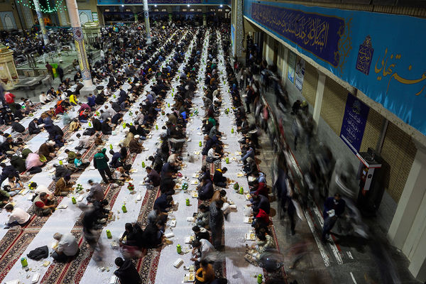 ضیافت افطاری ۲۵ هزار نفری حرم بانوی کرامت در شب میلاد کریم اهل بیت (ع)