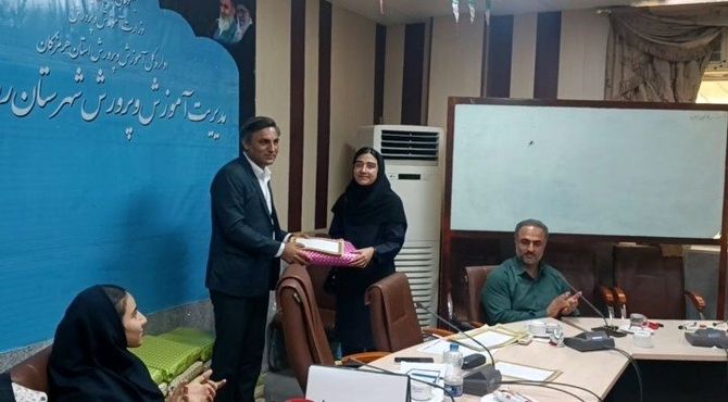 آیین تجلیل از دانش‌آموزان برگزیده طرح «همیار دبیر» در رودان