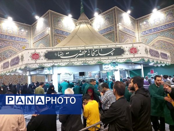 سیل عظیم زائران و مجاوران حرم امام رضا (ع) در شب ولادت یازدهمین امام شیعیان