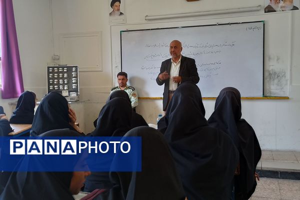 گرامیداشت هفته نیروی انتظامی در مدرسه یادگار امام ورامین