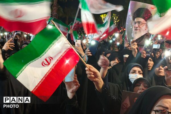 میدان هفت‌تیر بهارستان دو میزبان راهپیمایی شبانه مردم و فرهنگیان