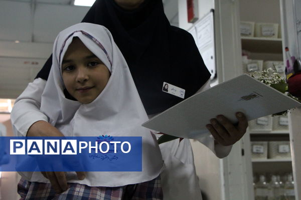 تقدیر دانش‌آموزان دبستان دخترانه صادقیان یزد از مادر پرستار