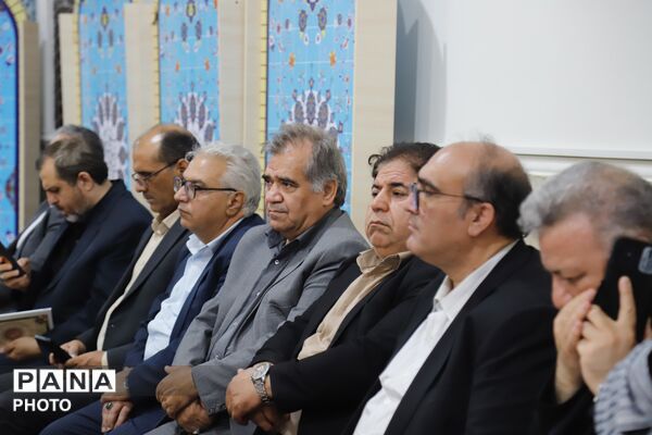 یادبود رهبر شهید در اداره‌کل آموزش و پرورش شهر تهران 