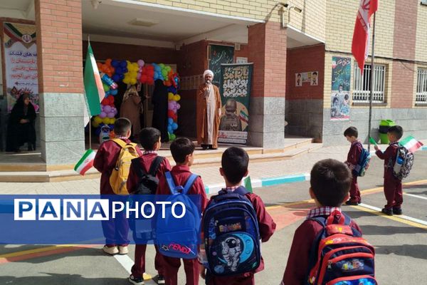 برگزاری جشن شکوفه ها در دبستان امام رضا ۱ شهر قیامدشت