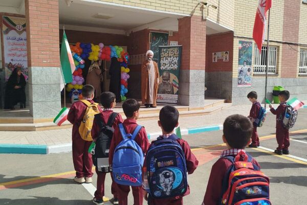 برگزاری جشن شکوفه ها در دبستان امام رضا ۱ شهر قیامدشت