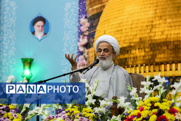 گل آرایی ضریح مطهر حضرت معصومه(س) به مناسبت روز دختر