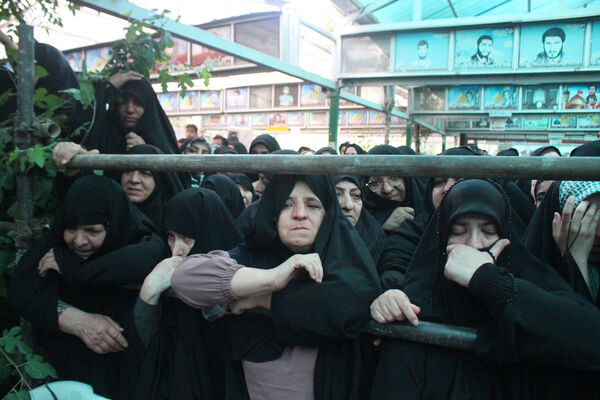 خاکسپاری نوجوان شهید «محمدحسین خاکی» در گلزار شهدای قم