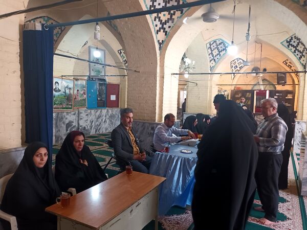 حضور مسئولان، مردم و رای اولی‌های چناران پای صندوق‌های رای در میدان انتخابات 